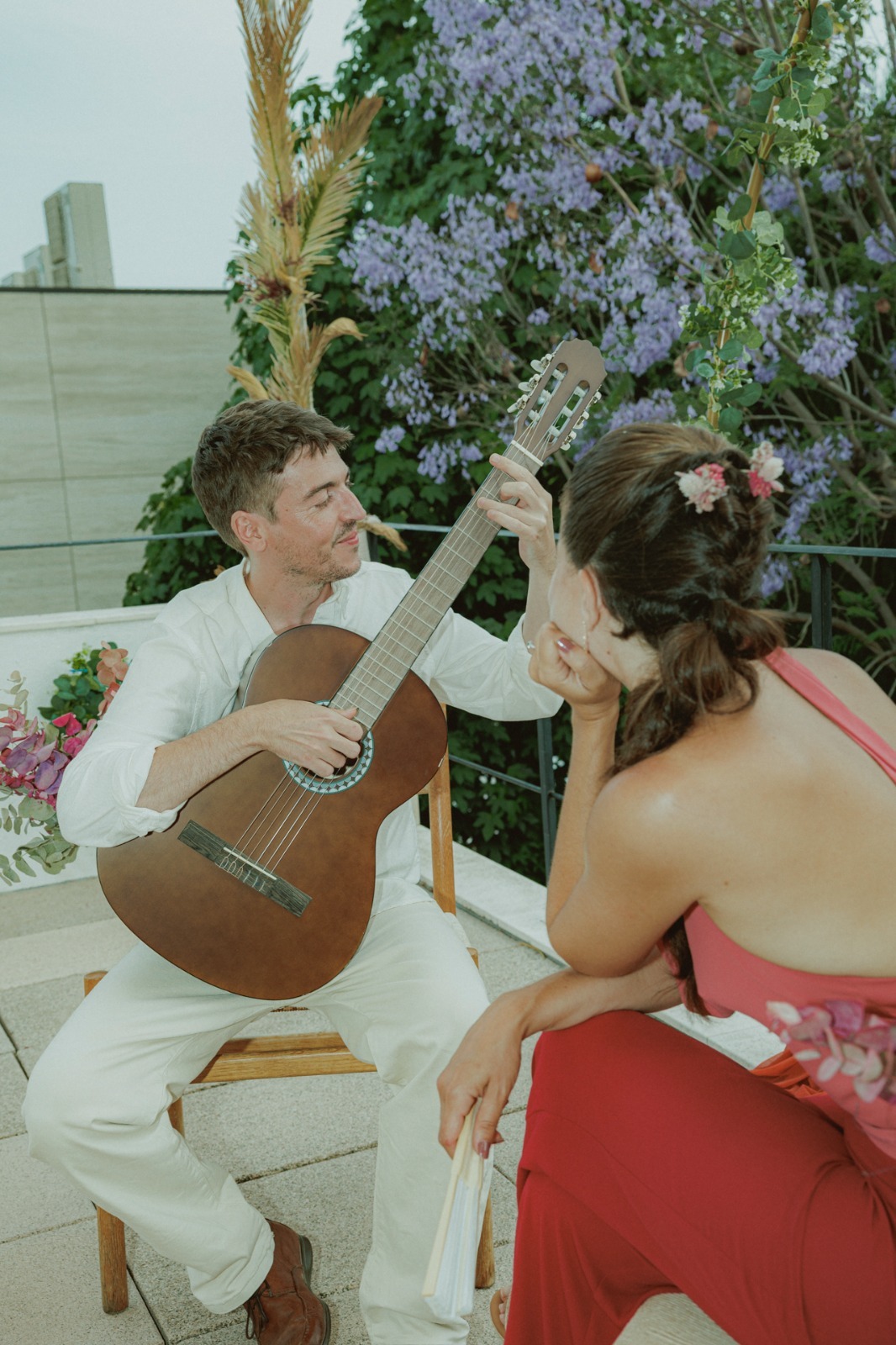 Omar Mora tocando la guitarra